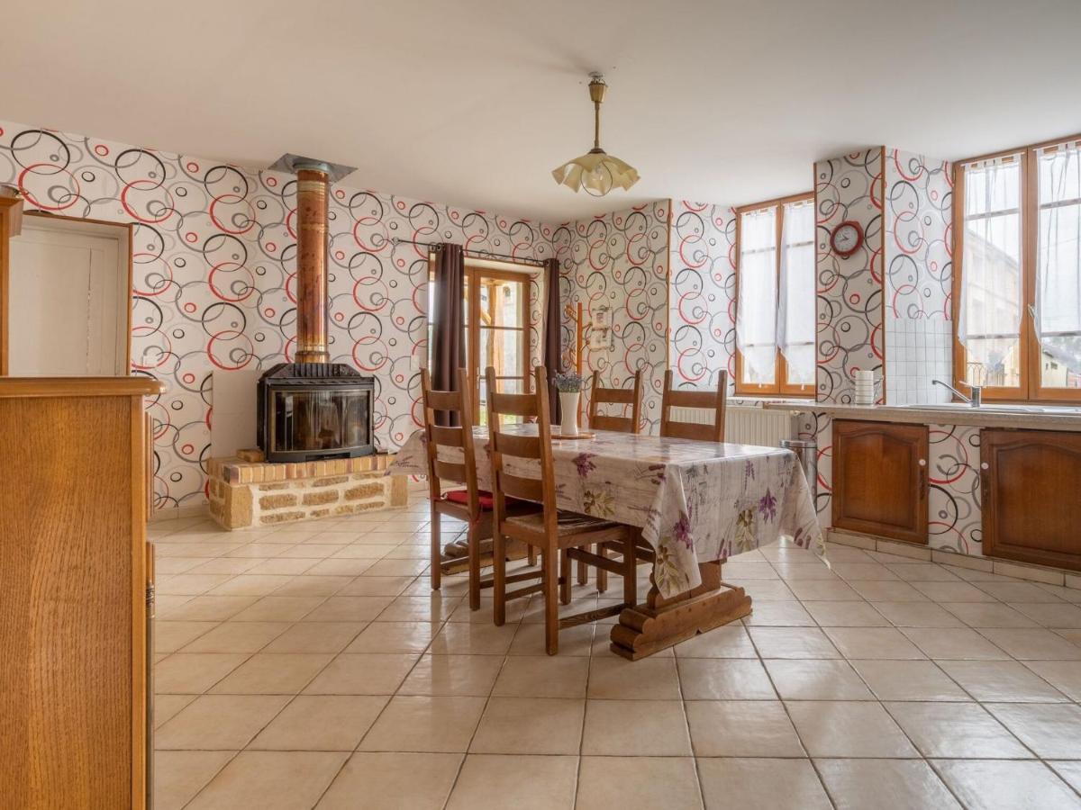Vintage Holiday Home With Private Garden Nouart Стая снимка